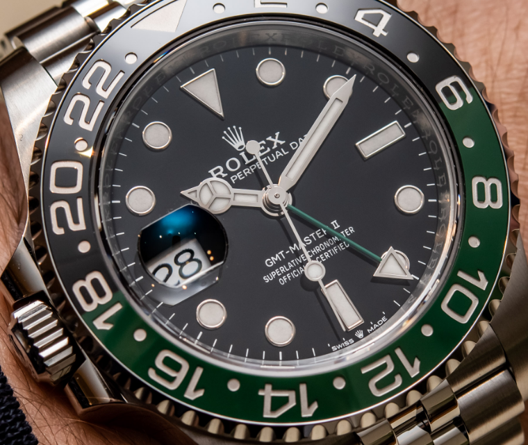 Does the ceramic bezel on a super clone watch fade over time ?